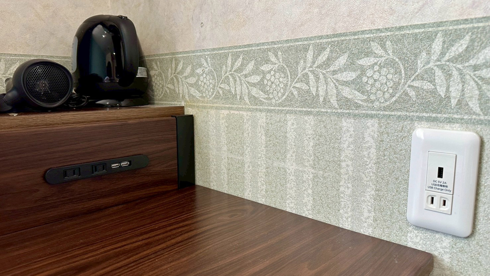 ・【スーペリアシングルルーム】デスクサイドには便利なコンセントを設置しています