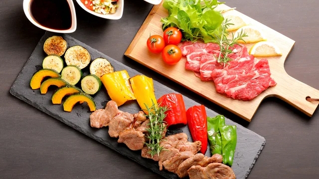 【ケーキみたいな海鮮丼と月替わりフェア】しこつこ夏ビュッフェ