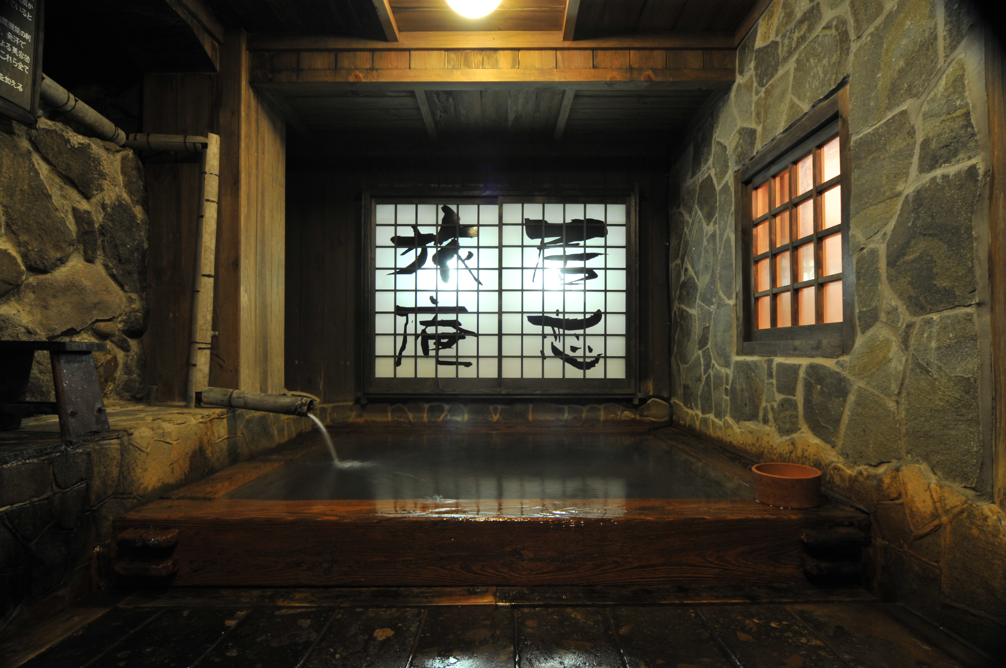 半露天風呂_箱湯_男性⇒8:30~22:30 女性⇒朝6:30~8:30