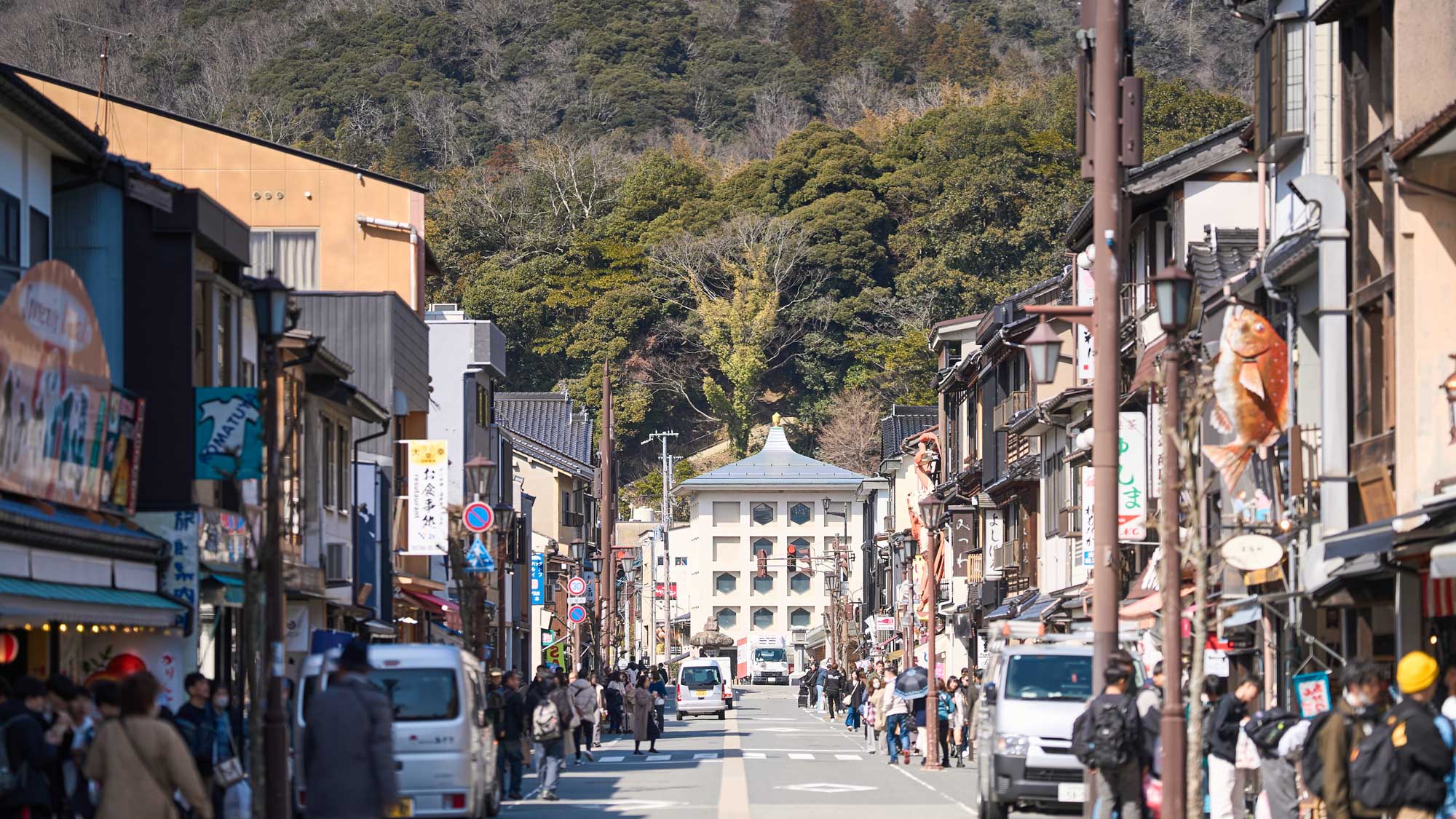 商店街にも足を伸ばして、グルメもお楽しみください