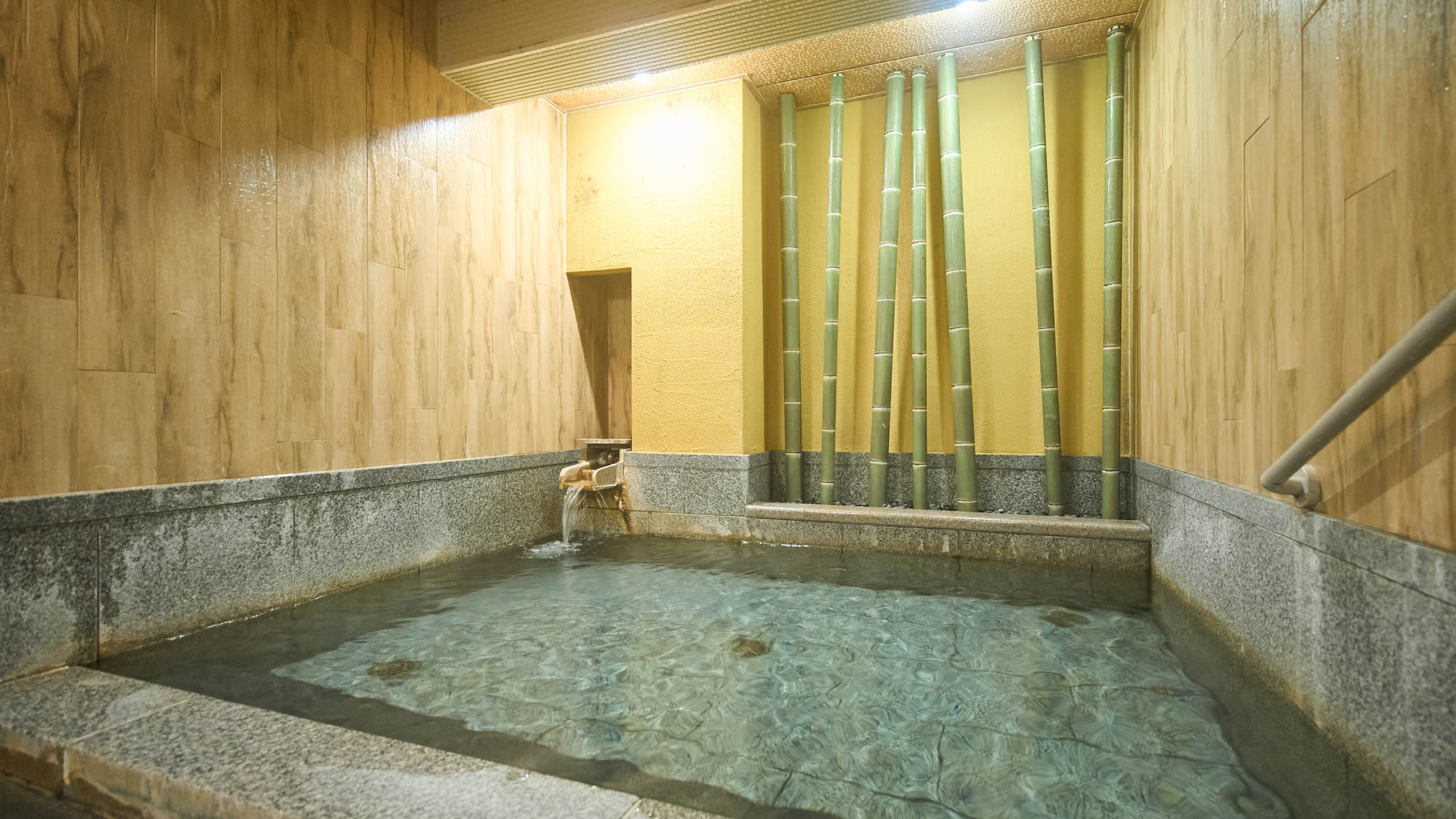 ＜内湯＞落ち着いた雰囲気の内湯です