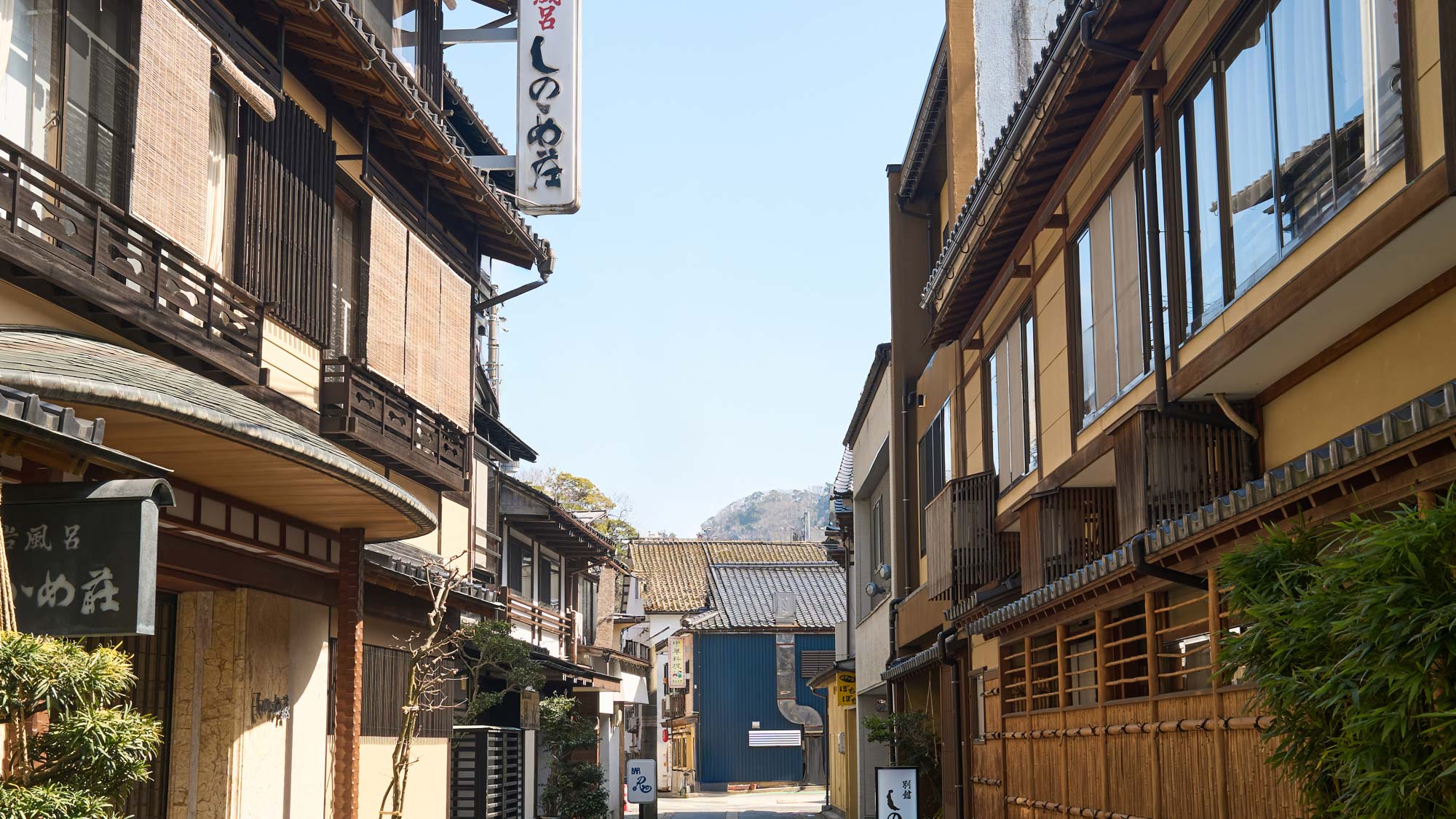 大谿川沿いのメイン通りから一本入ったところにございます。