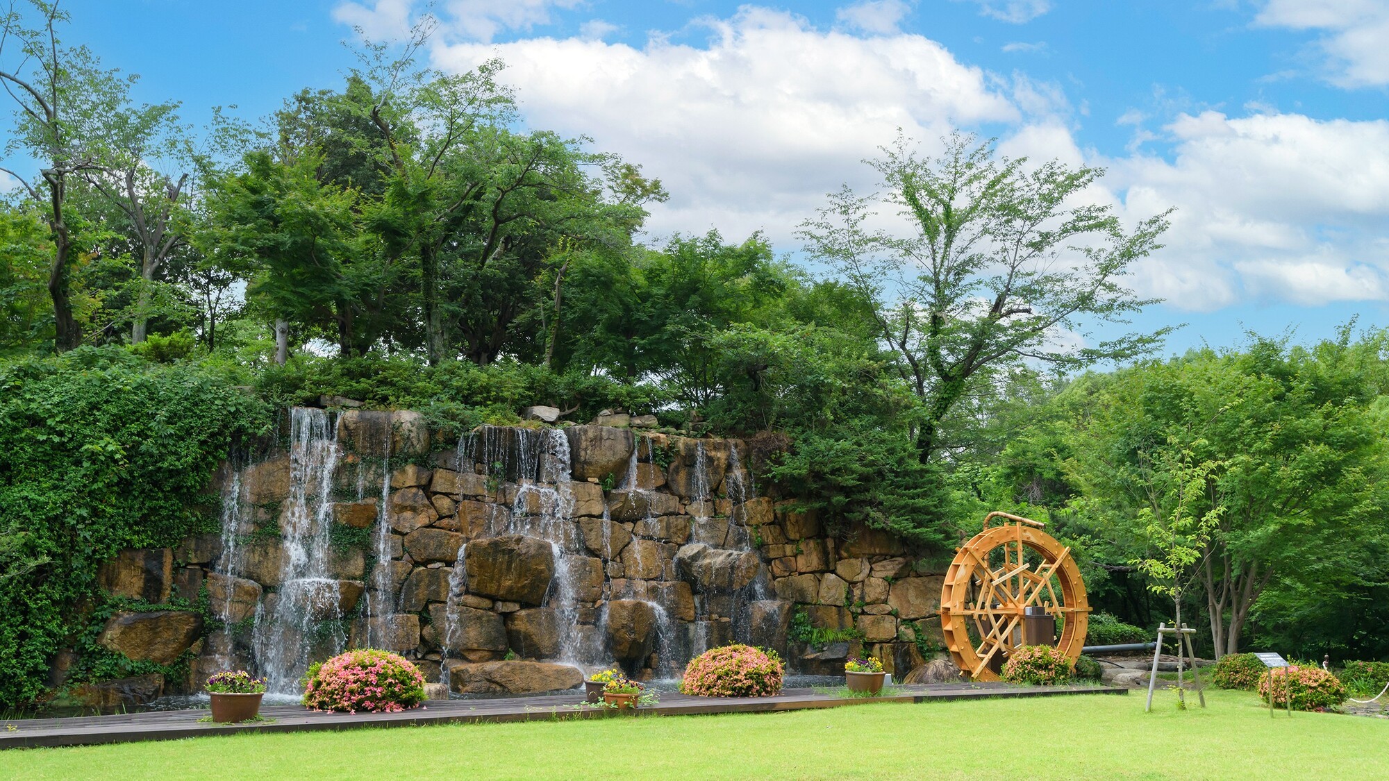 滝と水車のあるホテル