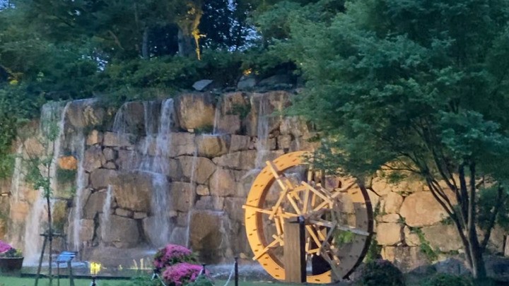 中庭　滝と水車