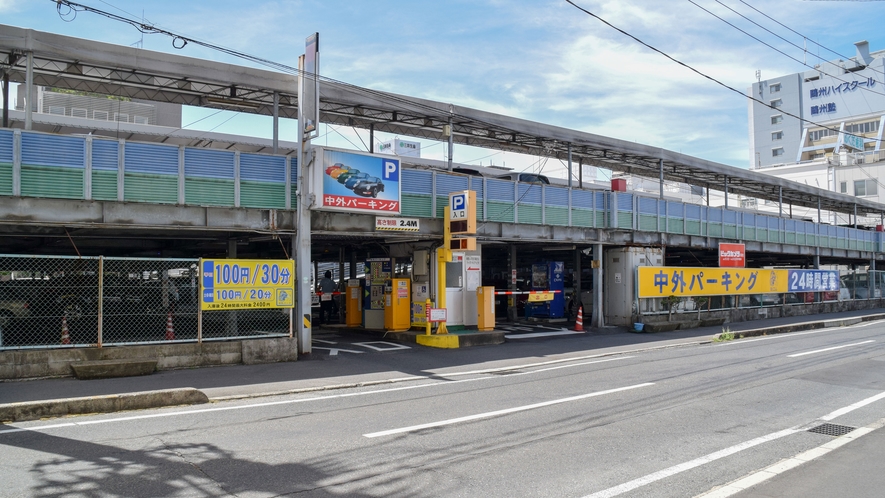 提携駐車場（中外パーキング）北側入り口。