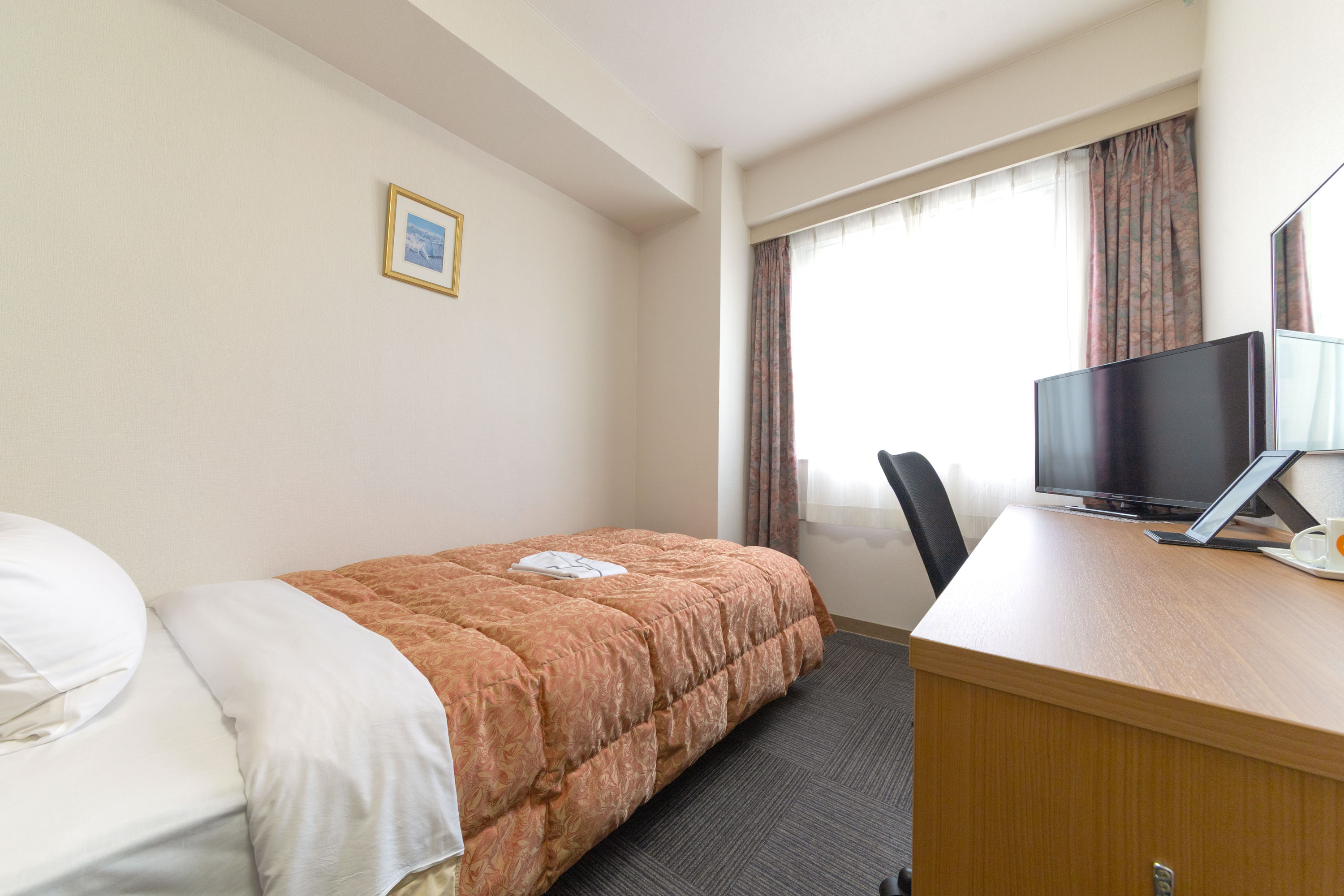 シングルルーム・ベッド幅は１１０cm（セミダブルベッド）