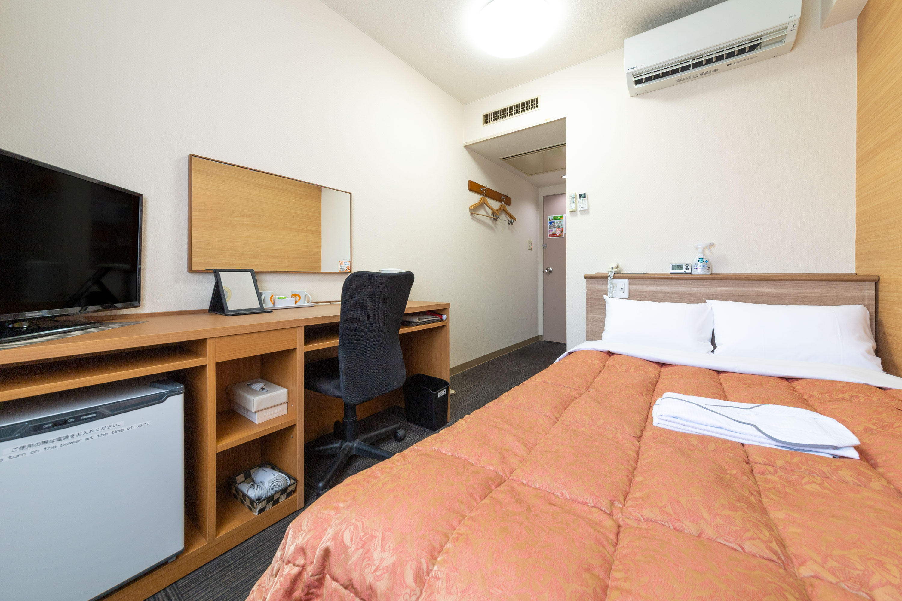 カップルルーム、ベッド幅１２２cm。お一人でもどうぞ。