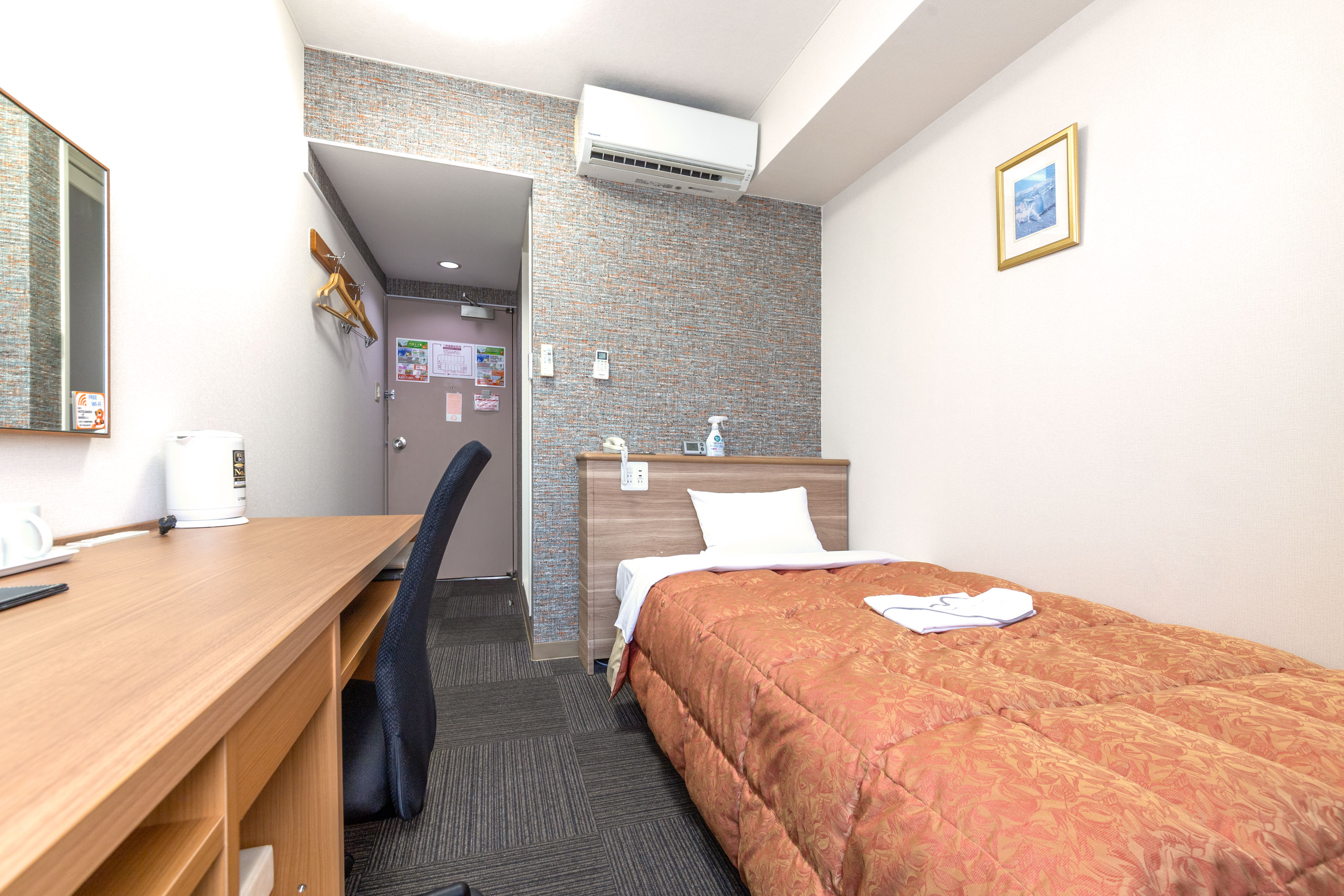 シングルルーム・ベッド幅は１１０cm（セミダブルベッド）