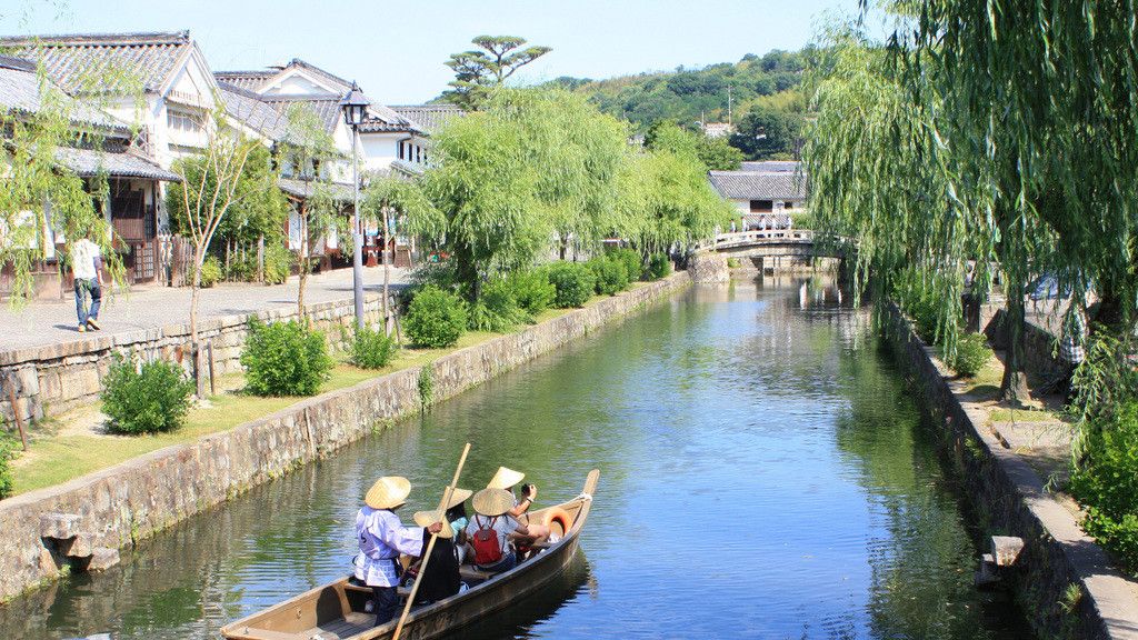 倉敷美観地区。情緒あふれる白壁の町で、川舟流しや人力車など非日常をお楽しみください。