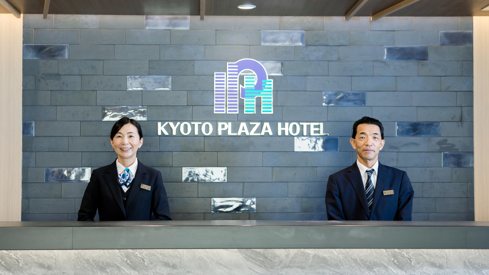 フロント（お客様を笑顔でお迎え致します。24時間スタッフ対応）
