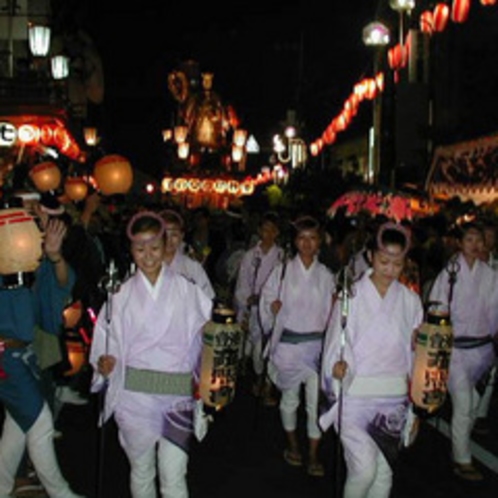 「潮来祇園祭礼」町が祭の熱気に包まれます。