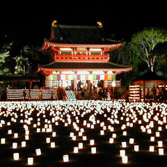 薬師寺別院 潮音寺「万灯会」約一万灯の献燈で境内は幽玄な世界となります。