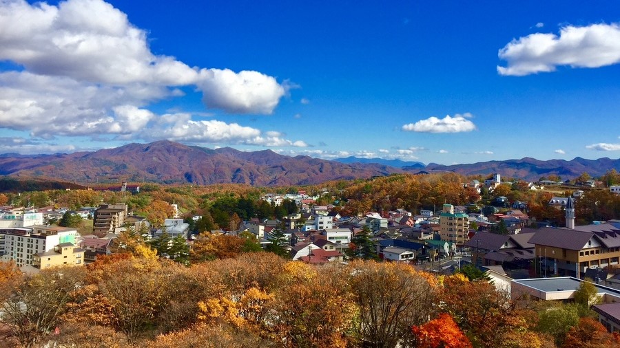 天高く山そびえる秋の風景
