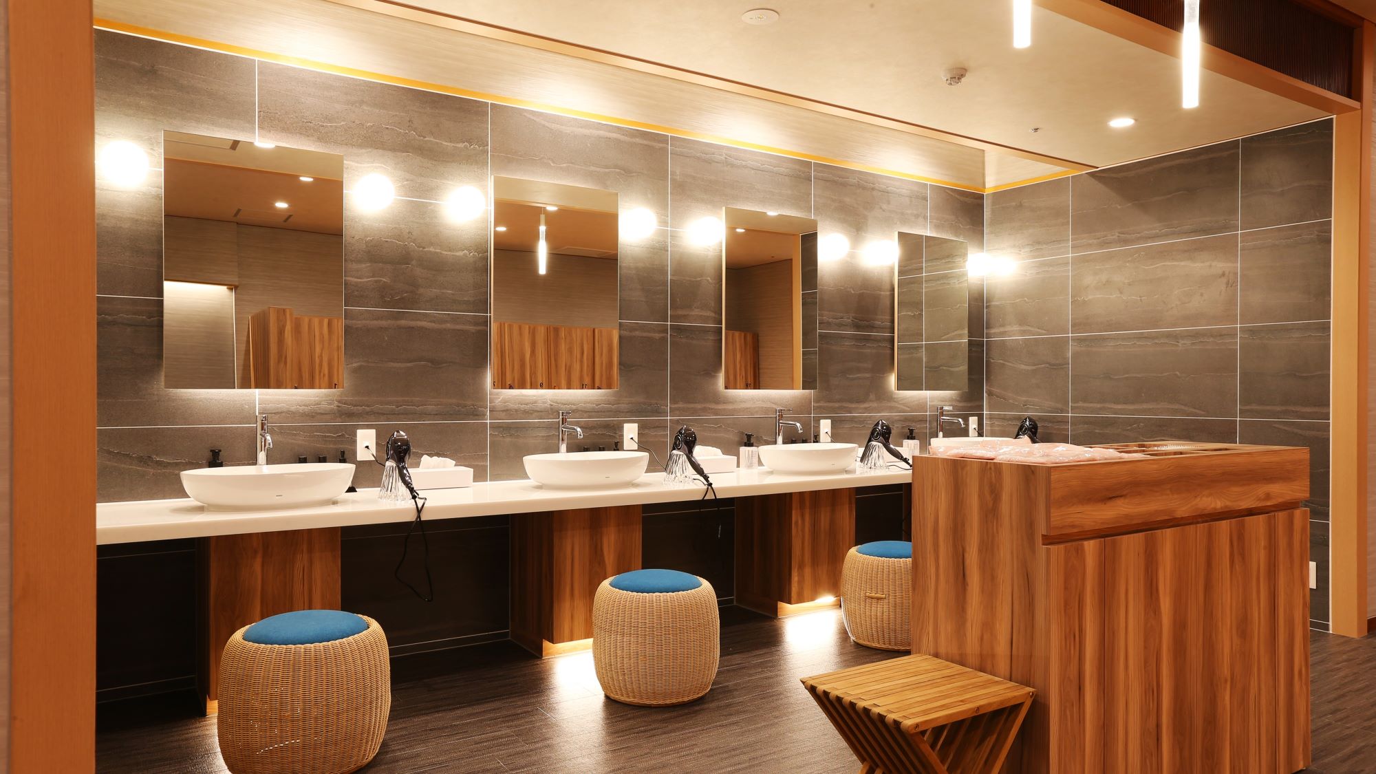 別湯（有料）／洗面化粧台