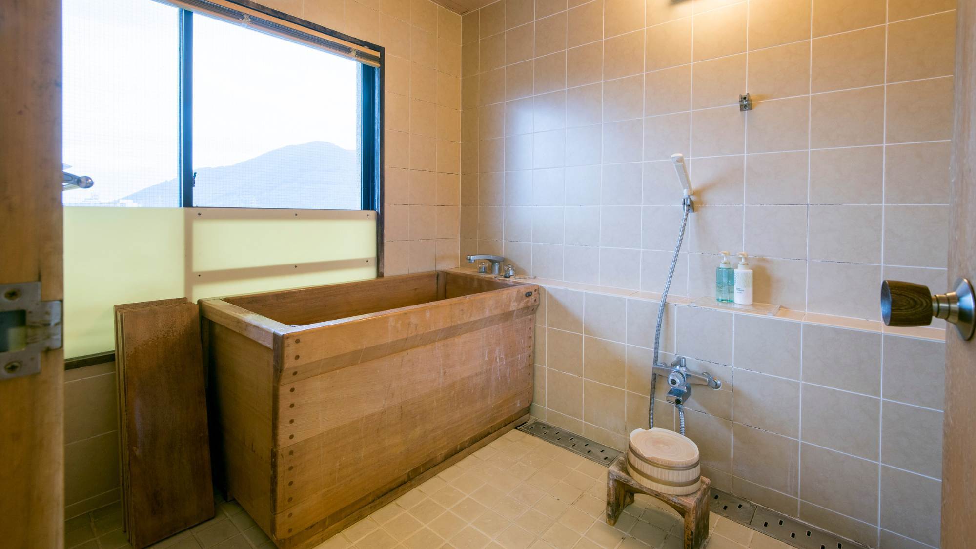 【最上階二間続き特別和室】お風呂はバス・トイレ別。檜の浴槽でお部屋でも温泉をお楽しみいただけます。