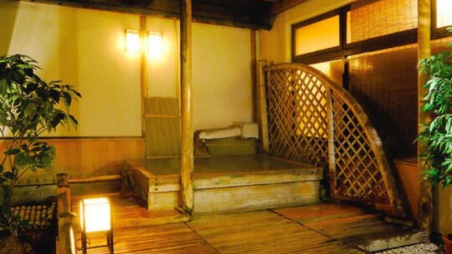 【露天風呂】古代ヒノキを使った露天風呂です。