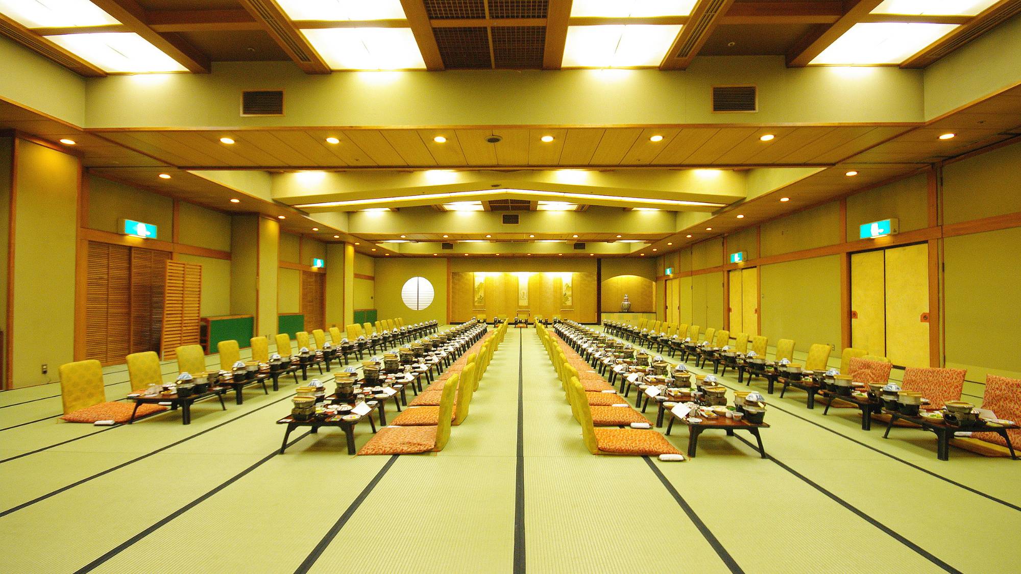 【和宴会場　松】180畳の広さを誇る和室宴会場。用途に応じて60畳ごとにお部屋を3分割することも。