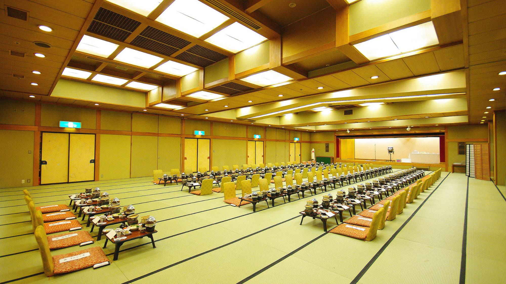 【和宴会場　松】200名様まで収容可能な大規模宴会場でございます