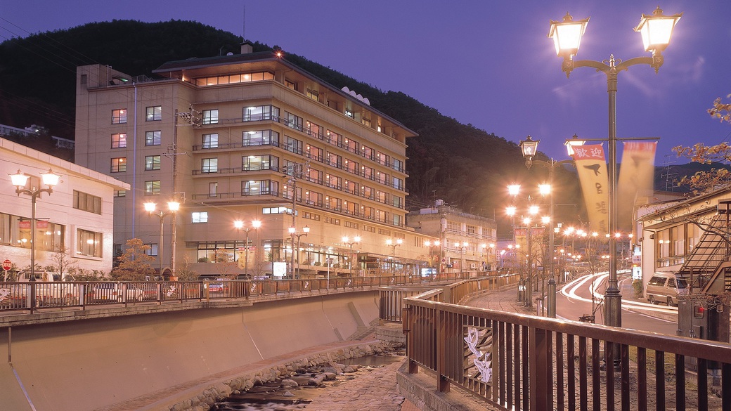 ▲ 人気の温泉街にある宿。湯の街散策や足湯めぐりに便利なロケーション