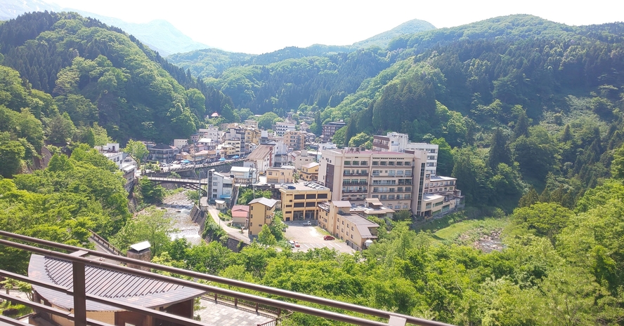 土湯温泉町全景