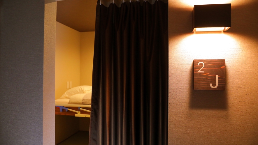 ◆キャビンルーム◆カーテンで間仕切された個室タイプ。天井が高くスーツケースも置ける快適空間♪