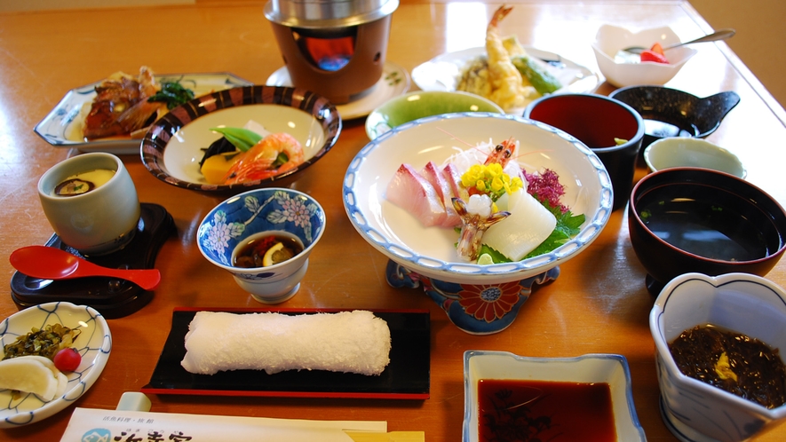 【夕食一例】地元の食材を使ったヘルシーな会席料理をご用意致します♪