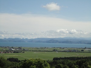 ラウンジより見下ろす猪苗代湖