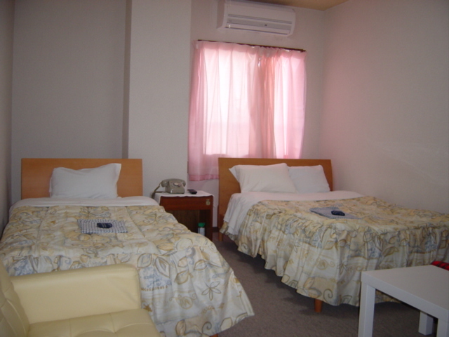 ２１０号室　バストイレ付。ご家族様向け三名様宿泊可能。ホテル館内貸切大浴場利用可！！