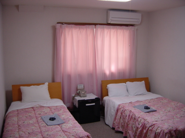 Kamar 208, lantai 2. Mampu menampung hingga 3 anggota keluarga. Semua kamar memiliki AC individual! Anda dapat menggunakan kamar mandi pribadi yang besar di hotel!