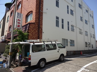 ホテル隣の駐車場＊和歌山一番の繁華街に立地。チぇックイン後も出し入れ自由な第一駐車場