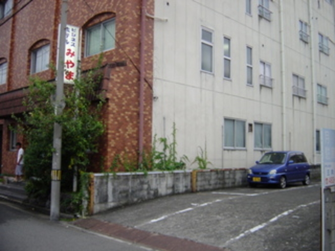ホテル隣の第一駐車場。一泊５００円。大型車は第2駐車場へ