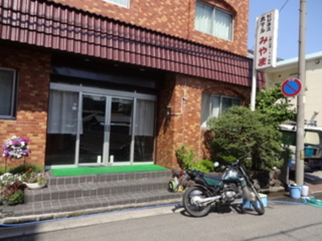 ホテル正面＊和歌山一番の繁華街に立地ライダーのお客様はホテル館内の駐車場へどうぞ。駐車場完備！
