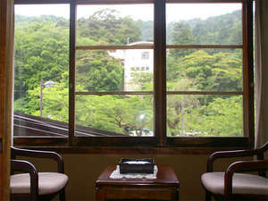 Our hotel is located in front of the Kinosaki Ropeway, so you can see the ropeways going by from the window.
