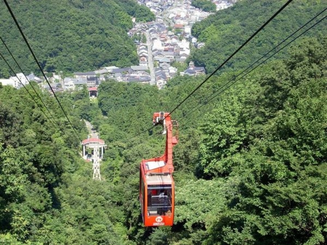 ロープウェイで頂上にあがると海と山に囲まれた城崎温泉が一望できます♪