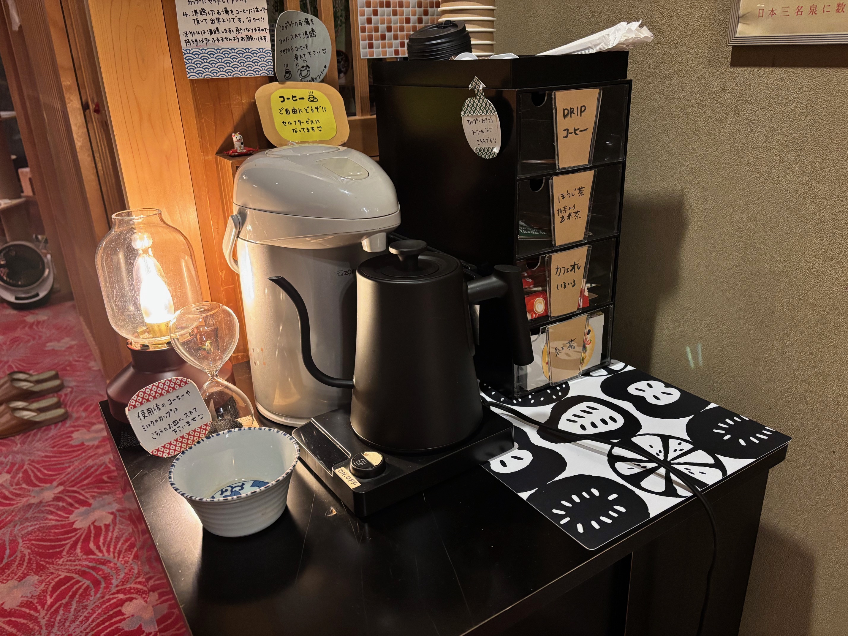 セルフサービスのコーヒーやお茶、カフェオレ