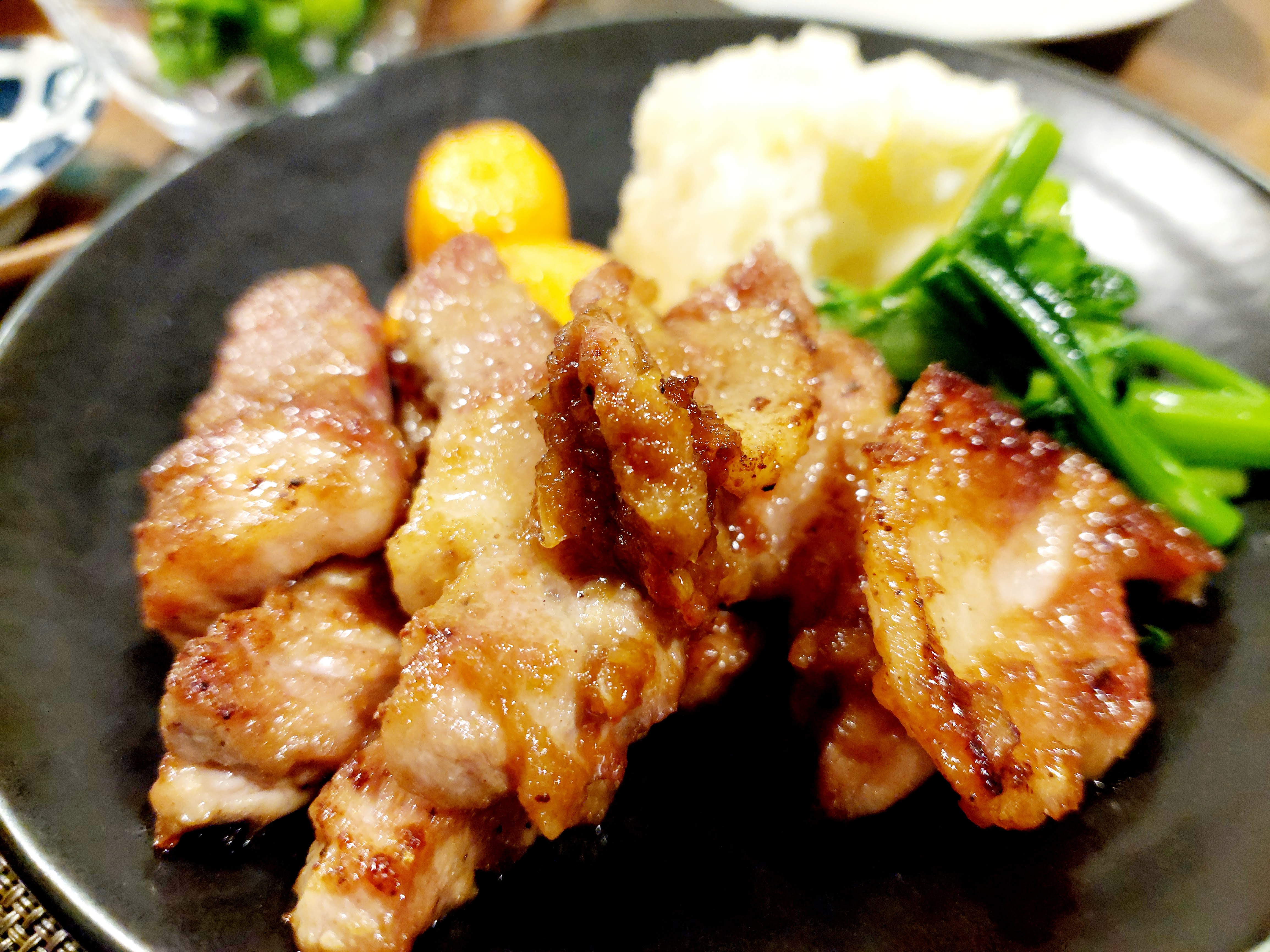 ある日の夕食「やわらか豚のガーリックソテー」