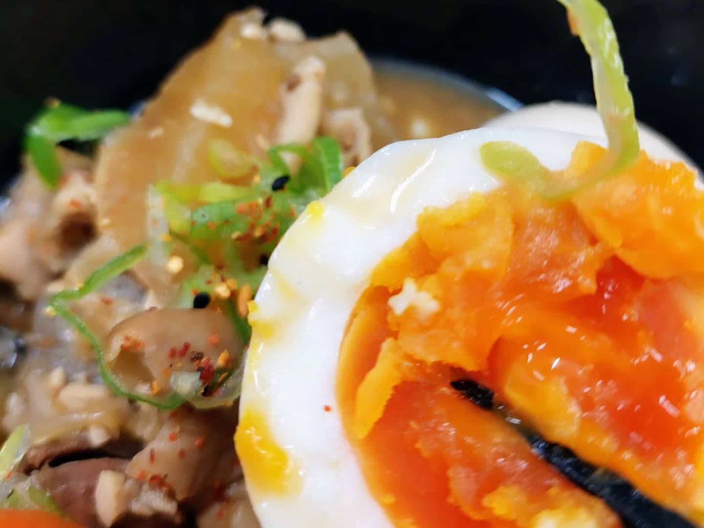 もつ煮込みに、半熟煮卵♪