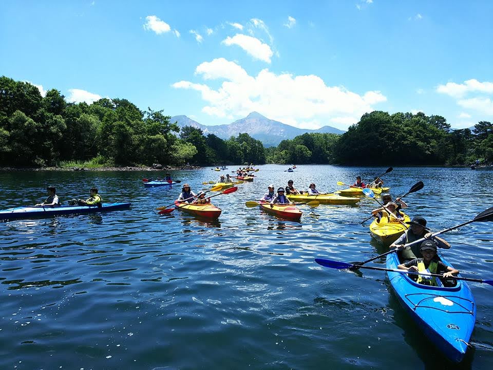 近くの湖で、カヌーや水遊び