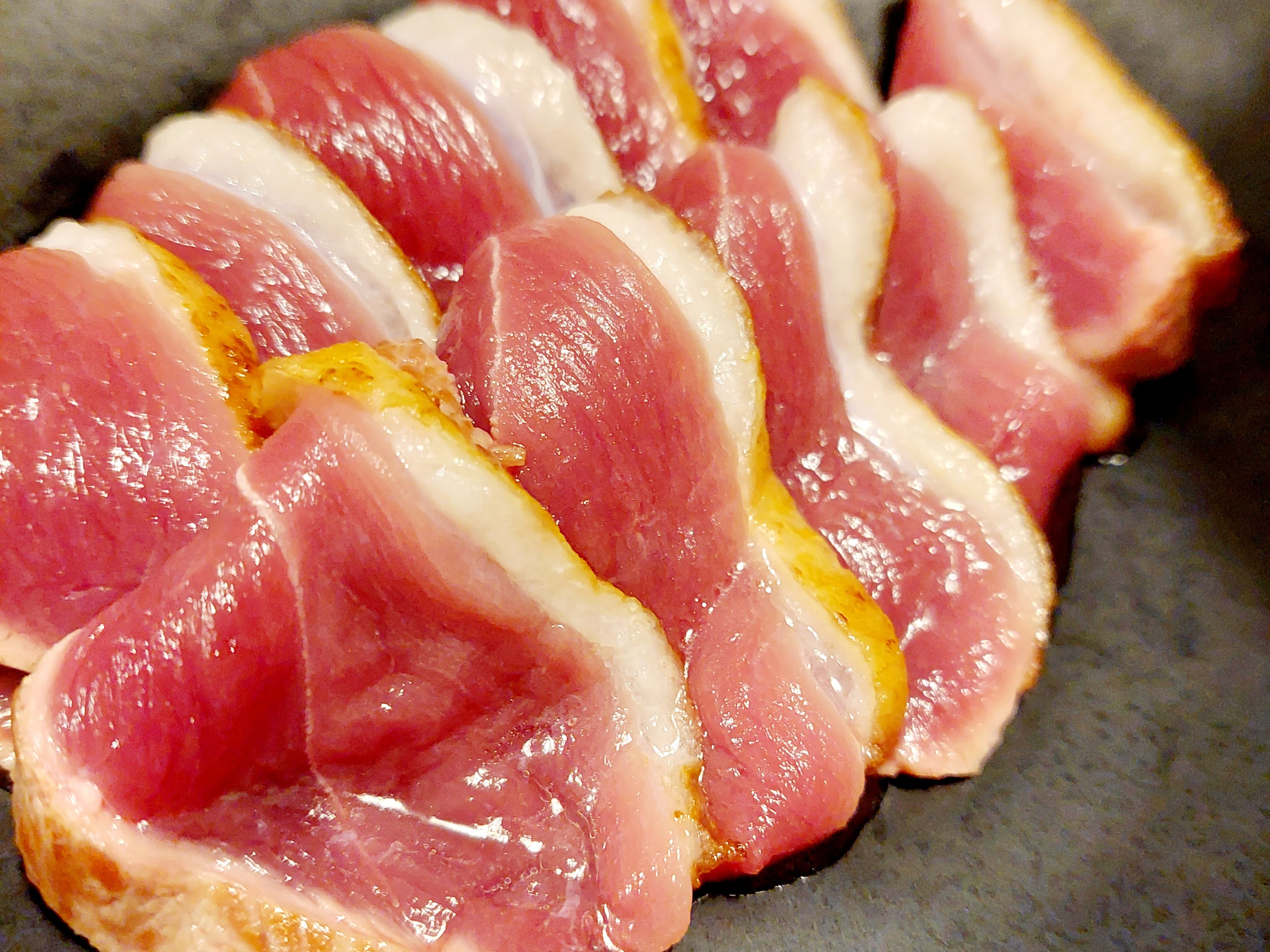 こんがり焼いた皮が香ばしい鴨肉