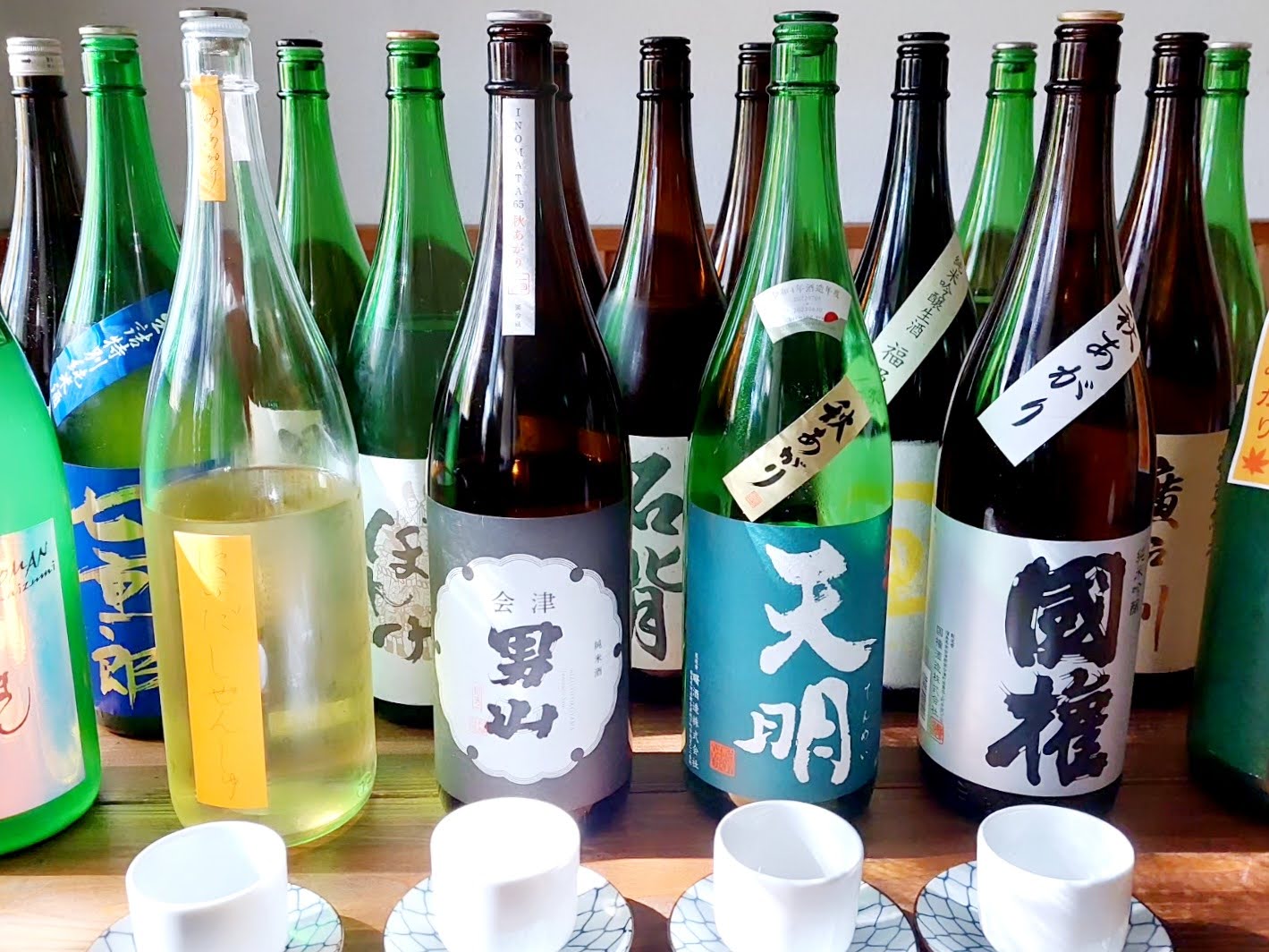 福島の日本酒を楽しんでいただきたく、10数種類そろえております。お食事と一緒に是非！！