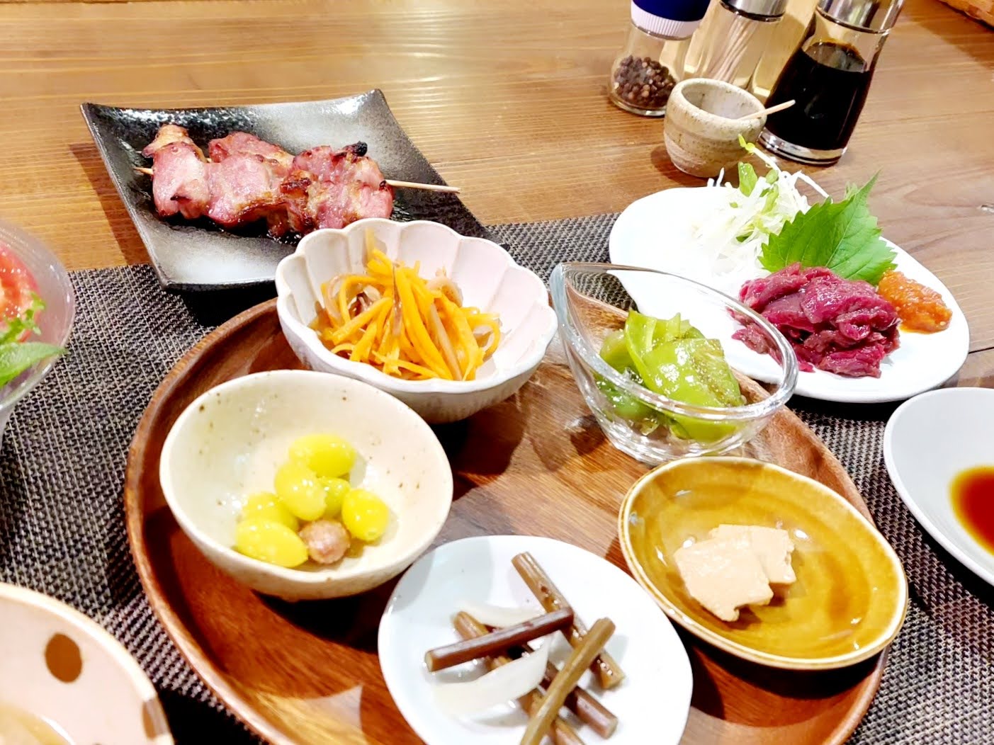 ある日のおかず。お野菜のおかず色々と焼いたお肉は、日替わりになります。