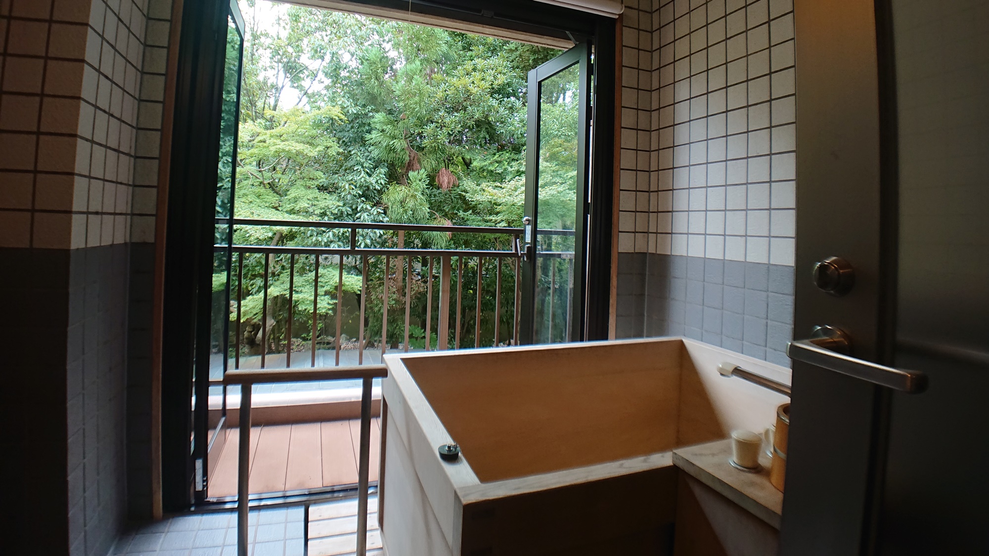 【高野槇の半露天風呂付】和室10畳　浴室