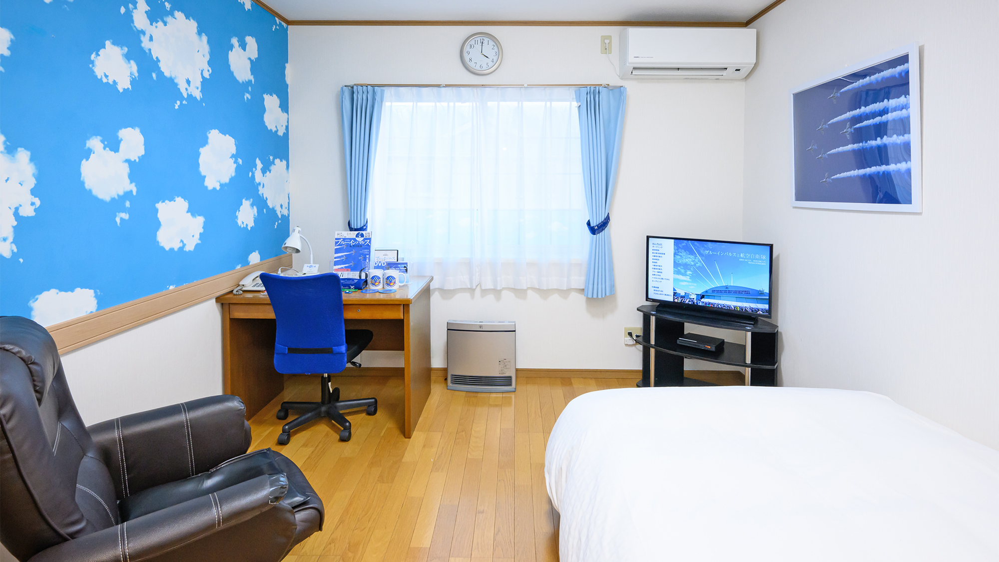 【３部屋限定ブルーインパルス仕様ルーム】全室フランスベットセミダブル、リクライニングチェア完備