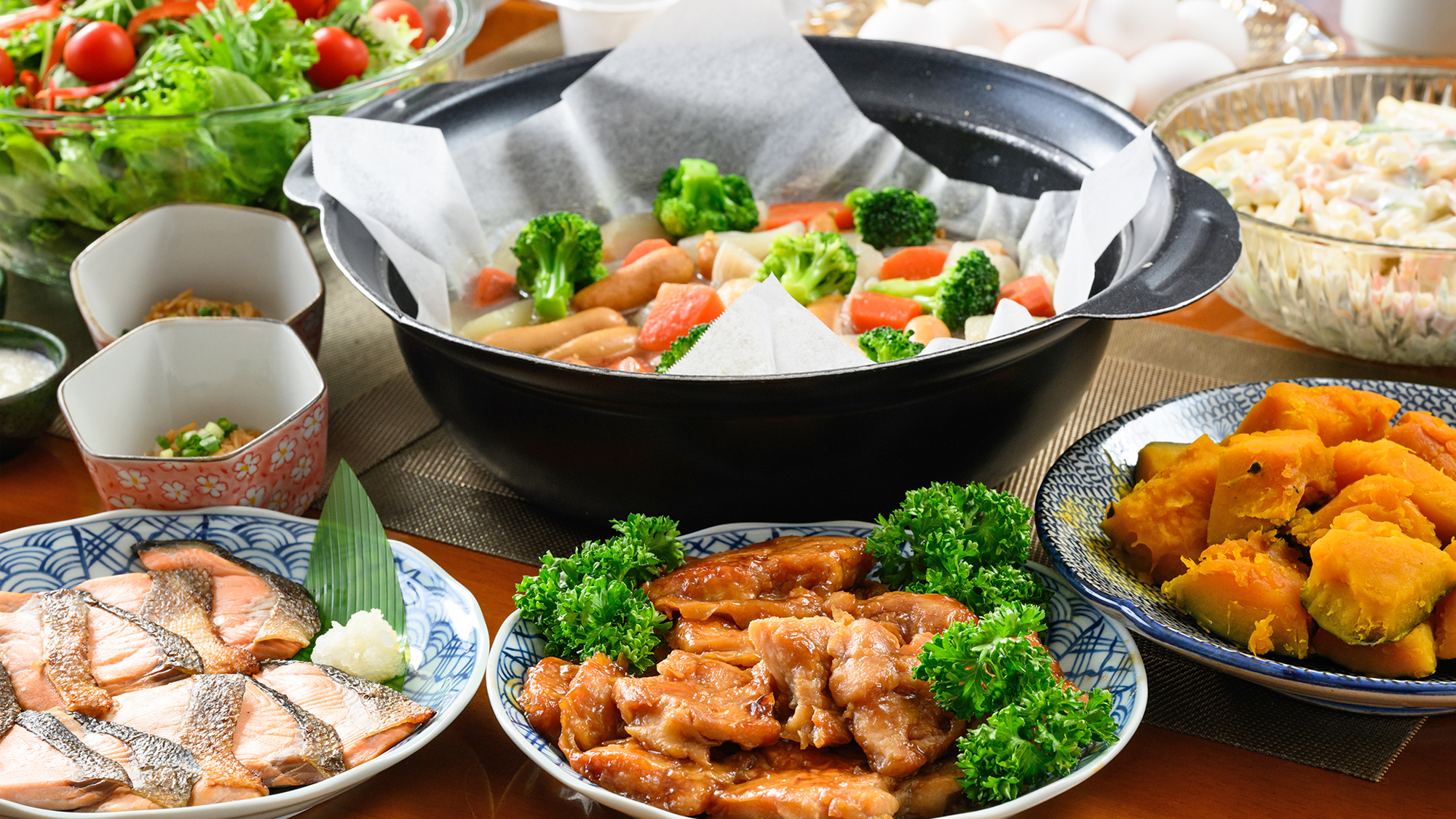 【ご朝食】毎日お母さんたちが仕込んで、  一生懸命作る、家庭料理・おふくろの味。