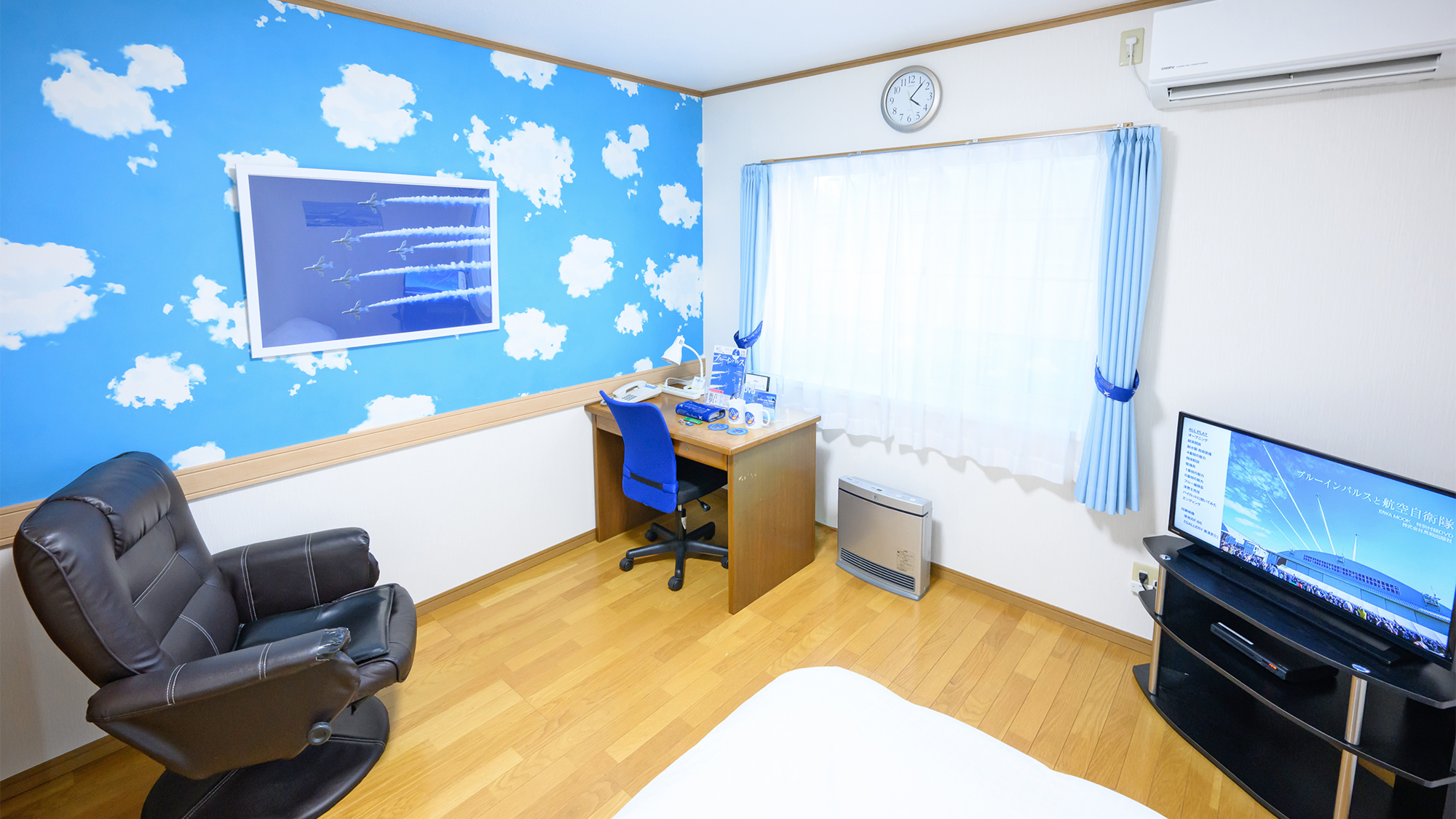 【３部屋限定ブルーインパルス仕様ルーム】全室フランスベットセミダブル、リクライニングチェア完備