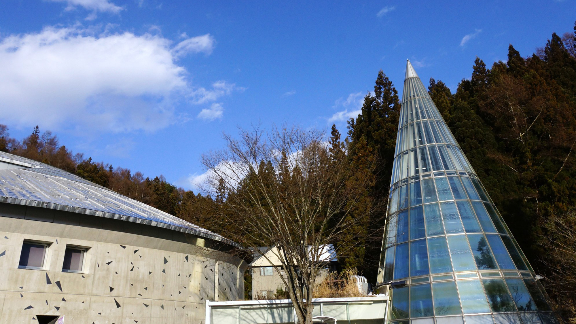 江戸切子や現代ガラス細工などを展示している「志賀高原ロマン美術館」徒歩7分