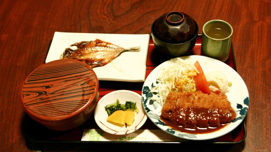 ・夕食一例  ボリューム満点な洋食が好評です