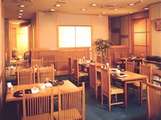 日本料理　「山茶花」　ホテル地下１階　昼・夜と営業しております。