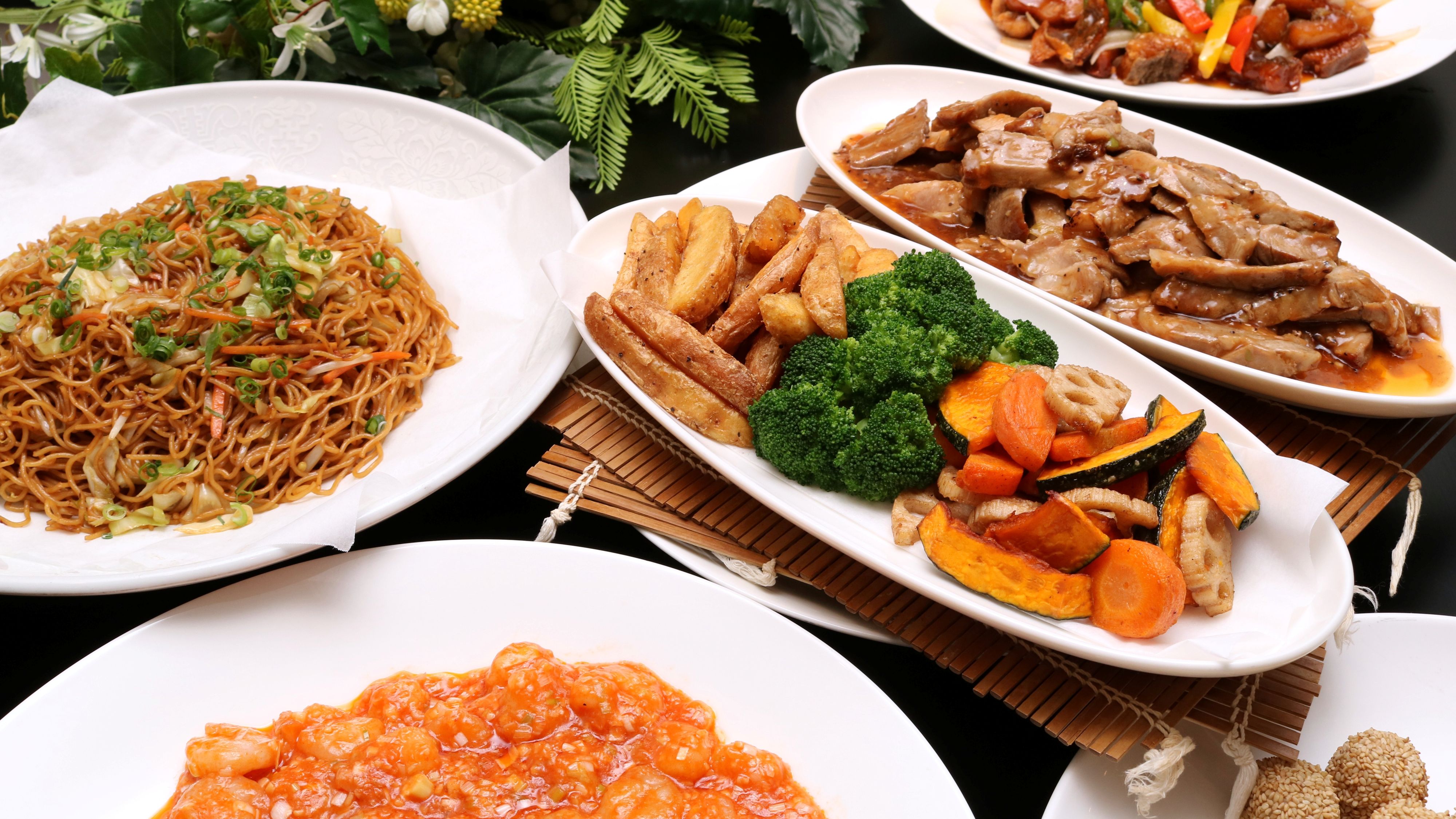 土日祝日のランチはバイキングも