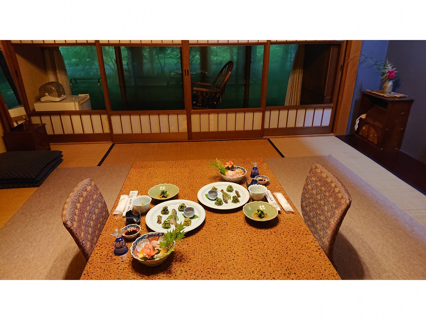 秋神温泉の大自然を満喫しながら、美味しい山菜料理とほっこほこの岩魚塩焼きを楽しむプラン